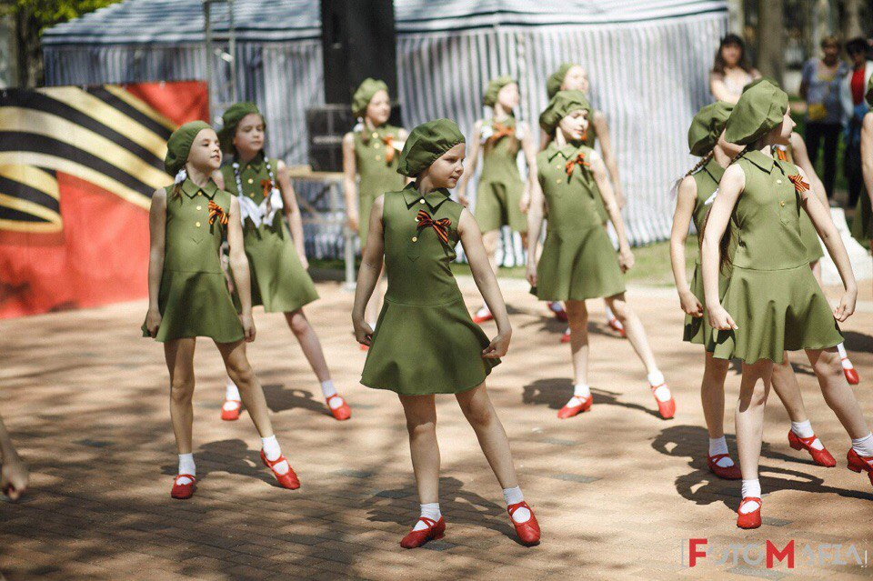 Детский танец на день победы. Военное платье для девочки. Костюм для военного танца. Военные танцы. Платье для военного танца.